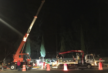 MANIOBRA EN VIA PUBLICA DELIMITANDO ZONA DE TRABAJO<br>Delimitar, acordonar tu zona de trabajo y maniobra te brindara facilidad para realizar tu trabajo adem&aacute;s de tu seguridad y de los que circulan por el lugar. Gr&uacute;a FASSI para la colocaci&oacute;n de se&ntilde;alamientos.<br>