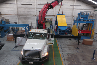 GR&Uacute;A FASSI F1950<br>HINCANDO LA PRENSA PARA DEJAR EN SU SITIO