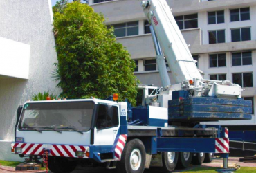 150 toneladas<br>Grúa hidráulica telescópica todo terreno computarizado de rápido desplazamiento.<br>Pluma: 46 metros<br>Aguilón: 42 metros<br>Alcance: 88 metros 150 toneladas<br>Grúa hidráulica telescópica todo terreno computarizado de rápido desplazamiento.<br>Pluma: 46 metros<br>Aguilón: 42 metros<br>Alcance: 88 metros