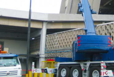 100 toneladas<br>Grúa hidráulica telescópica todo terreno montado sobre camión.<br>Pluma: 40 metros<br>Aguilón: 10,28 metros<br>Alcance: 68 metros 100 toneladas<br>Grúa hidráulica telescópica todo terreno montado sobre camión.<br>Pluma: 40 metros<br>Aguilón: 10,28 metros<br>Alcance: 68 metros