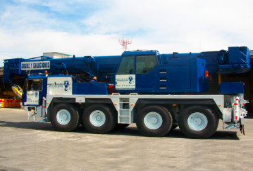 100 toneladas<br>Grúa hidráulica telescópica todo terreno computarizado de rápido desplazamiento.<br>Pluma: 43 metros<br>Aguilón: 13 metros<br>Alcance: 53 metros 100 toneladas<br>Grúa hidráulica telescópica todo terreno computarizado de rápido desplazamiento.<br>Pluma: 43 metros<br>Aguilón: 13 metros<br>Alcance: 53 metros