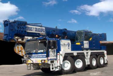 80 toneladas<br>Grúa hidráulica telescópica todo terreno computarizado de rápido desplazamiento.<br>Pluma: 40 metros<br>Aguilón: 13 metros<br>Alcance: 53 metros 80 toneladas<br>Grúa hidráulica telescópica todo terreno computarizado de rápido desplazamiento.<br>Pluma: 40 metros<br>Aguilón: 13 metros<br>Alcance: 53 metros