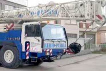 50 toneladas<br>Grúa hidráulica telescópica montada sobre camión.<br>Pluma: 33 metros<br>Aguilón: 10,6 metros<br>Alcance: 49 metros 50 toneladas<br>Grúa hidráulica telescópica montada sobre camión.<br>Pluma: 33 metros<br>Aguilón: 10,6 metros<br>Alcance: 49 metros