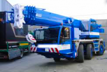 30 toneladas<br>Grúa hidráulica telescópica montada sobre camión.<br>Pluma: 24 metros<br>Aguilón: 8 metros<br>Alcance: 32 metros