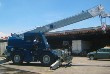 20 toneladas<br>Grúa hidráulica telescópica con dirección y tracción en los 2 ejes para terreno agreste.<br>Pluma: 20 metros<br>Aguilón: 6 metros<br>Alcance: 26 metro 20 toneladas<br>Grúa hidráulica telescópica con dirección y tracción en los 2 ejes para terreno agreste.<br>Pluma: 20 metros<br>Aguilón: 6 metros<br>Alcance: 26 metro