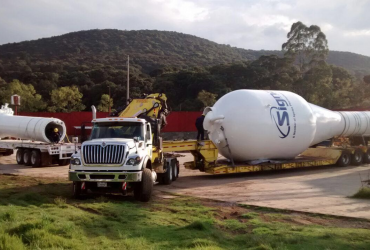 Transportes de equipo sobre dimensionado<br>Transportes de equipo sobre dimensionado, contamos con transporte especializado para el movimiento de equipo sobredimensionado (voluminoso y pesado).<br>- Plataformas extralargas<br>- Plataformas extrabajas<br>- Lowboys con suspensión de aire<br>- Dollys<br>- Líneas modulares autopropulsadas y convencionales hasta 300 toneladas Transportes de equipo sobre dimensionado<br>Transportes de equipo sobre dimensionado, contamos con transporte especializado para el movimiento de equipo sobredimensionado (voluminoso y pesado).<br>- Plataformas extralargas<br>- Plataformas extrabajas<br>- Lowboys con suspensión de aire<br>- Dollys<br>- Líneas modulares autopropulsadas y convencionales hasta 300 toneladas