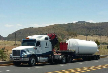 Transportes<br>Contamos con camiones tipo rabón, trotón, tráiler equipados con grúa hidráulica articulada así como camiones y camionetas de 3.5 toneladas con caja seca. Transportes<br>Contamos con camiones tipo rabón, trotón, tráiler equipados con grúa hidráulica articulada así como camiones y camionetas de 3.5 toneladas con caja seca.