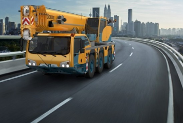 Demag - AC 55-3 GRÚAS TODO TERRENO AC<br>Capacidad nominal de elevación, t (toneladas EE. UU.):<br>55 (60)<br>Máx. longitud de pluma principal, m (pies) :<br>50 (164)<br>Máx. extension de pluma, m (pies) :<br>50 (164) Demag - AC 55-3 GRÚAS TODO TERRENO AC<br>Capacidad nominal de elevación, t (toneladas EE. UU.):<br>55 (60)<br>Máx. longitud de pluma principal, m (pies) :<br>50 (164)<br>Máx. extension de pluma, m (pies) :<br>50 (164)