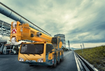 Demag - AC 60-3 GRÚAS TODO TERRENO AC<br><br>Capacidad nominal de elevación, t (toneladas EE. UU.):<br>60 (65)<br>Máx. longitud de pluma principal, m (pies) :<br>50 (164)<br>Máx. extension de pluma, m (pies) :<br>66 (216.5) Demag - AC 60-3 GRÚAS TODO TERRENO AC<br><br>Capacidad nominal de elevación, t (toneladas EE. UU.):<br>60 (65)<br>Máx. longitud de pluma principal, m (pies) :<br>50 (164)<br>Máx. extension de pluma, m (pies) :<br>66 (216.5)