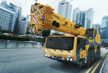 Demag - AC 100-4L GRÚAS TODO TERRENO AC<br><br>Capacidad nominal de elevación, t (toneladas EE. UU.):<br>100 (120)<br>Máx. longitud de pluma principal, m (pies) :<br>59,4 (194.9)<br>Máx. extension de pluma, m (pies) :<br>81,7 (268) Demag - AC 100-4L GRÚAS TODO TERRENO AC<br><br>Capacidad nominal de elevación, t (toneladas EE. UU.):<br>100 (120)<br>Máx. longitud de pluma principal, m (pies) :<br>59,4 (194.9)<br>Máx. extension de pluma, m (pies) :<br>81,7 (268)