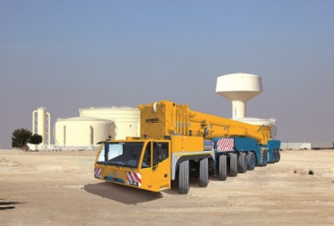 Demag - AC 1000-9 GRÚAS TODO TERRENO AC<br><br>Capacidad nominal de elevación, t (toneladas EE. UU.):<br>1200 (1320)<br>Máx. longitud de pluma principal, m (pies) :<br>50/100 (154/328.1)<br>Máx. extension de pluma, m (pies) :<br>163.3/150.7 (534.8/494.4) Demag - AC 1000-9 GRÚAS TODO TERRENO AC<br><br>Capacidad nominal de elevación, t (toneladas EE. UU.):<br>1200 (1320)<br>Máx. longitud de pluma principal, m (pies) :<br>50/100 (154/328.1)<br>Máx. extension de pluma, m (pies) :<br>163.3/150.7 (534.8/494.4)