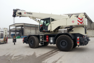 Terex - Quadstar 1075L GRÚAS PARA TERRENO DIFíCIL RT<br><br>Capacidad permitida t (toneladas EE. UU.):<br>75 (82.7)<br>Máx. longitud del brazo m (pies):<br>41.8 (137.1)<br>Máx. altura de la punta del brazo principal m (pies):<br>45 (147.6) Terex - Quadstar 1075L GRÚAS PARA TERRENO DIFíCIL RT<br><br>Capacidad permitida t (toneladas EE. UU.):<br>75 (82.7)<br>Máx. longitud del brazo m (pies):<br>41.8 (137.1)<br>Máx. altura de la punta del brazo principal m (pies):<br>45 (147.6)